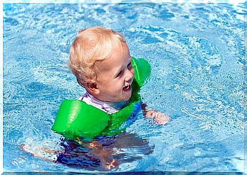 11 things you should bring to the pool for your baby