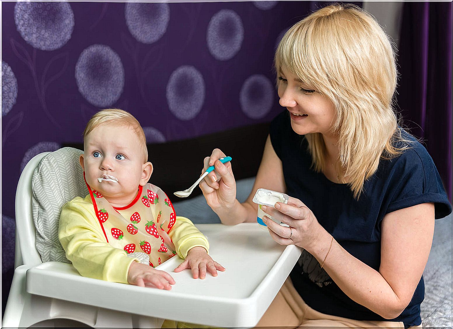 Baby eats yogurt to strengthen the immune system.