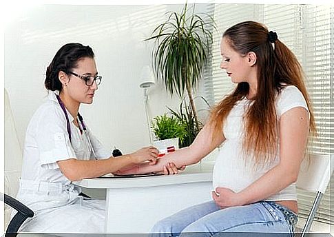 There are two types of tests related to the blood sugar test for pregnancy. 