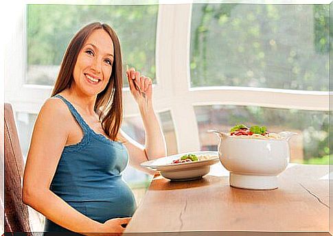 Eating a healthy and balanced diet helps fight hair loss during pregnancy.