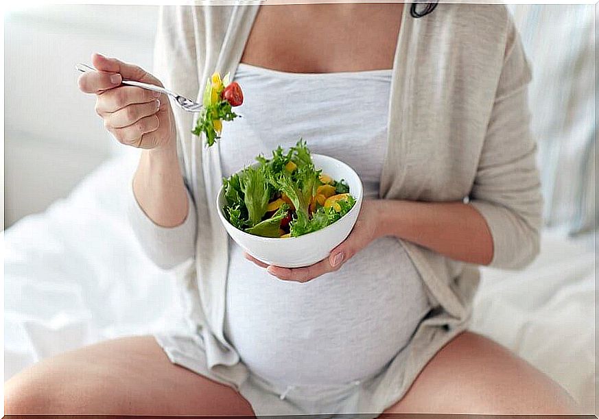 A healthy diet is fundamental to preventing stretch marks during pregnancy.