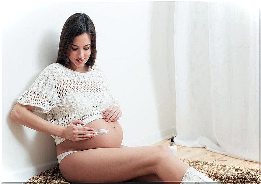 Moisturizing the skin is very important to prevent stretch marks before, during and after pregnancy.