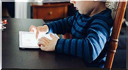 A child plays on his tablet