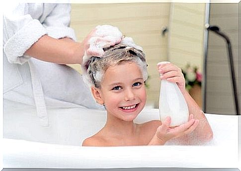 From the teenage years, washing the hair can become a concern for the child if he sweats a lot or wants a particular fashionable hairstyle.