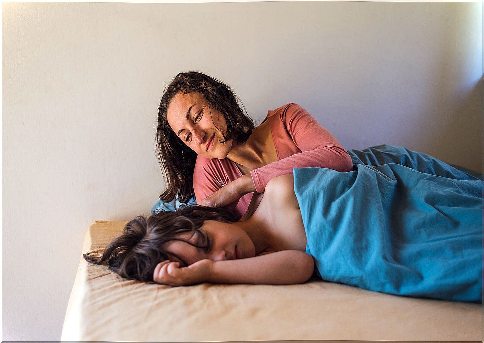 Mother teaching her son to sleep through visualization technique.