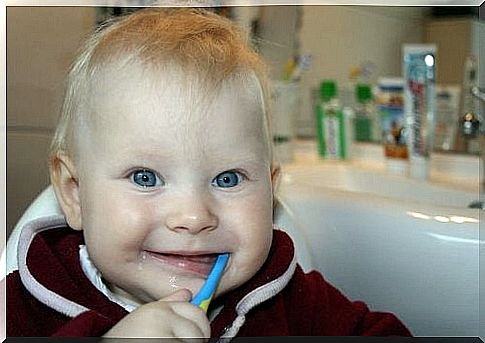 When and how to brush a baby's teeth